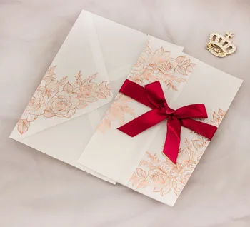 50pcs cor-de-Rosa de ouro rosa floral convites de casamento Azul Pergaminho de papel Envolve Convite de Casamento, Cartões de Carimbo de Prata com Envelopes
